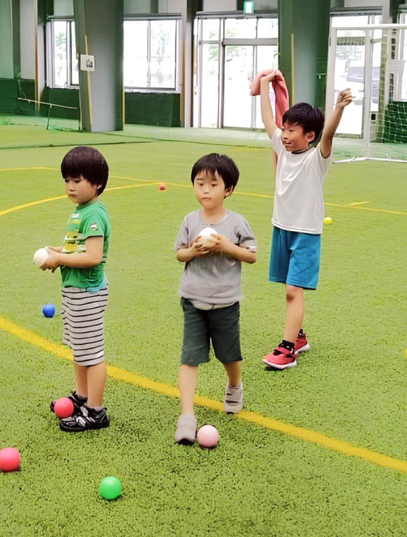 サッカーボールを持つ男の子